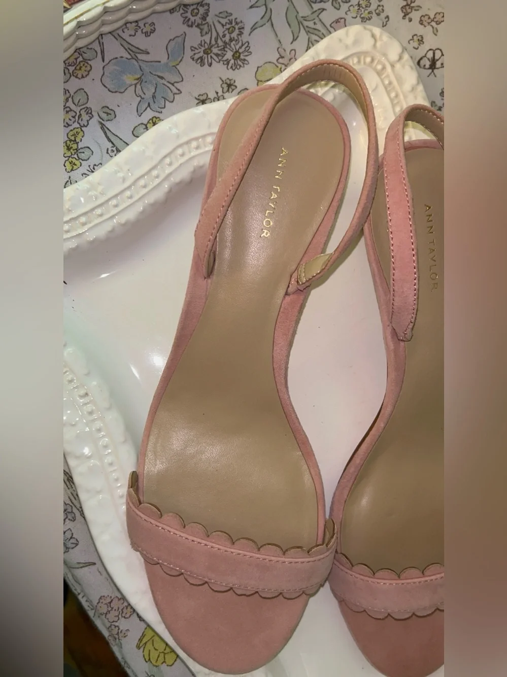 Ann Taylor blush pink suede scalloped slingback kitten heel shoes Size 9.5